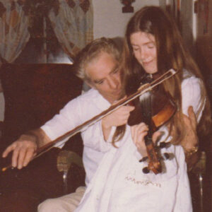 Liette Remon et son père, Réginald, sur un même violon